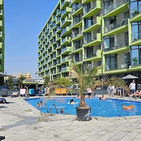 Seafront Pool & Mamaia Nord Apartment Navodari